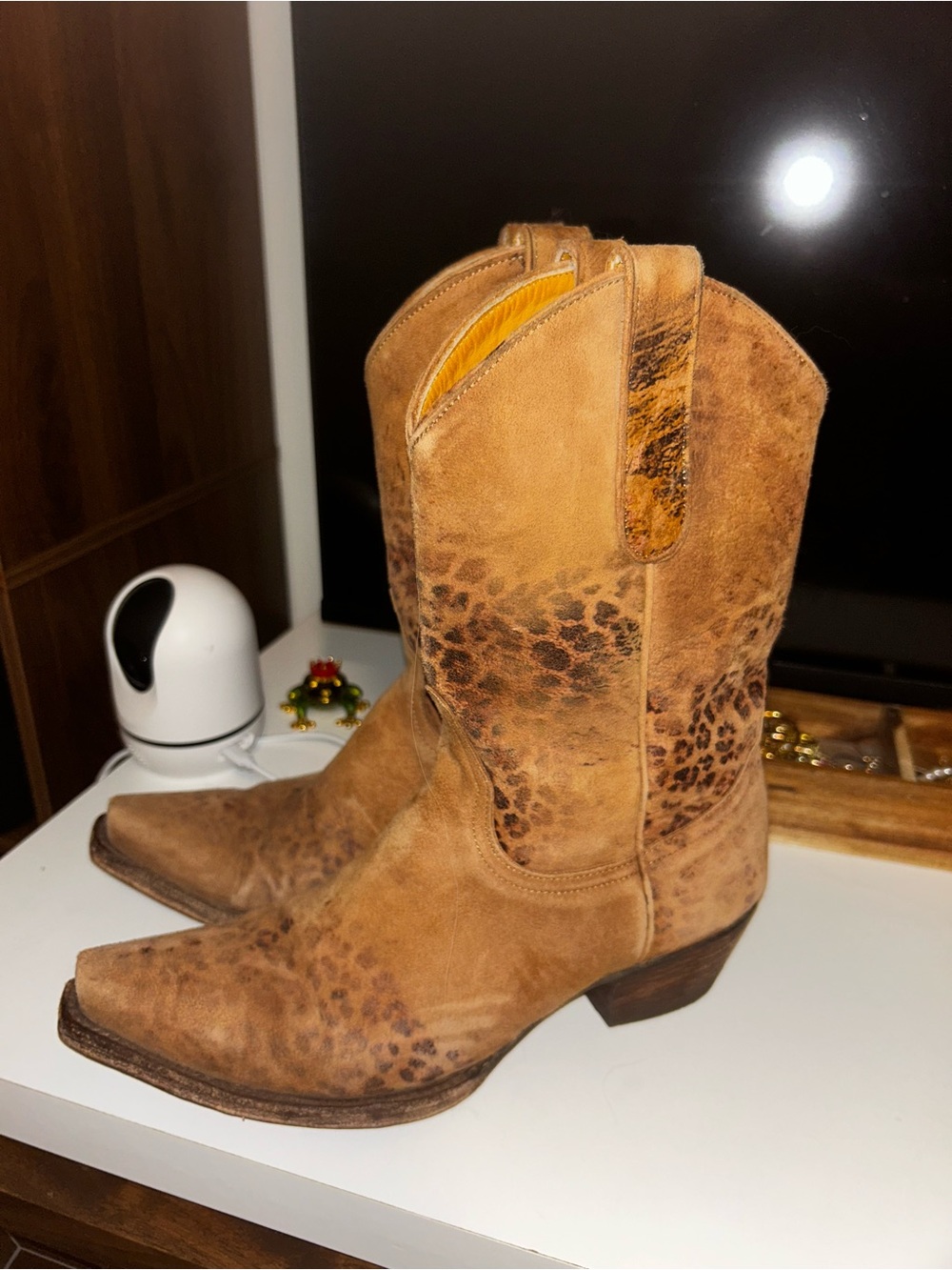 DINGO Women's Tan Distressed Suede Western Boots